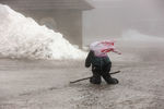 Турист идет против сильного ветра во время урагана «Иления» в Ширке, Германия, 16 февраля 2022 года