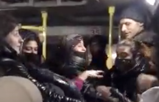 В Новосибирске в маршрутке цыгане напали на женщину, которая сняла их на видео