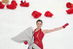Камила Валиева выступает с короткой программой в соревнованиях среди женщин на чемпионате России по фигурному катанию в Челябинске