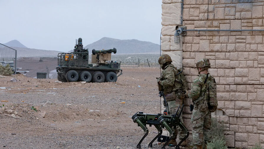 Американская армия провела учения, на которых солдаты сражались с роботами