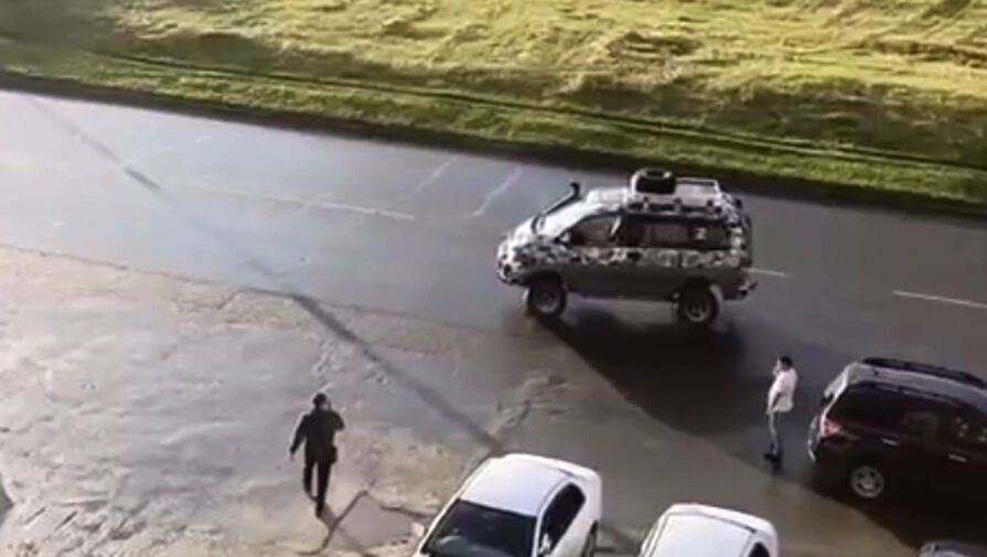 Машина без водителя выехала с парковки на дорогу в Новоалтайске и попала на видео
