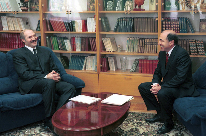 1998. Президент Белоруссии Александр Лукашенко и исполнительный секретарь СНГ Борис Березовский на встрече в Минске.