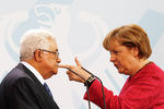 Федеральный канцлер Германии Ангела Меркель и лидер Палестины Махмуд Аббас во время встречи в Берлине, 2011 год