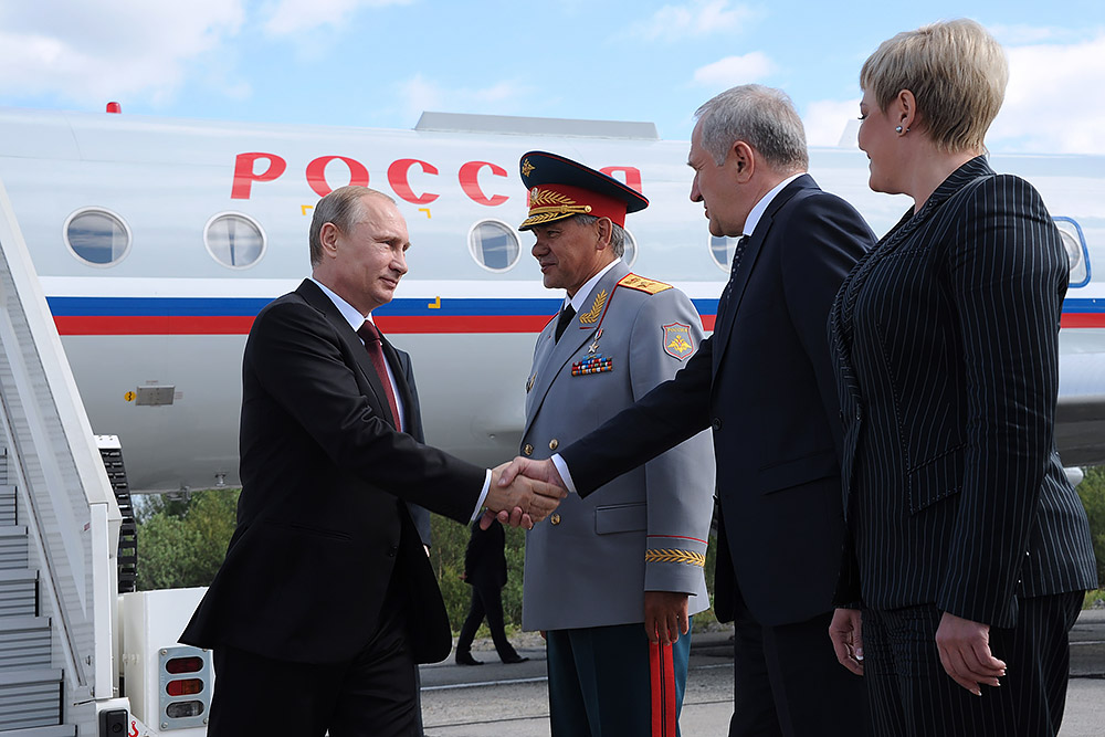 Президент РФ Владимир Путин, министр обороны РФ Сергей Шойгу, полномочный представитель президента РФ в Северо-Западном федеральном округе Владимир Булавин и исполняющая обязанности губернатора Мурманской области Марина Ковтун (слева направо) во время встречи в аэропорту Североморска