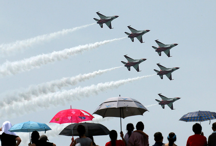 Пилотажная группа ВВС Сингапура «Черные рыцари» на&nbsp;авиашоу в&nbsp;честь 50-летия независимости государства
