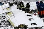 Фрагмент фюзеляжа пассажирского самолета Boeing 737-800 авиакомпании FlyDubai, разбившегося при посадке в аэропорту Ростов-на-Дону