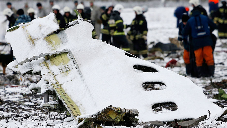 Фрагмент фюзеляжа пассажирского самолета Boeing 737-800 авиакомпании FlyDubai, разбившегося при&nbsp;посадке в&nbsp;аэропорту Ростов-на-Дону
