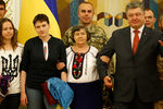 Надежда Савченко с сестрой и мамой (на первом плане) во время встречи с Петром Порошенко