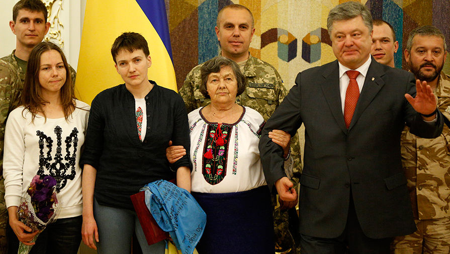 Надежда Савченко с сестрой и мамой (на первом плане) во время встречи с Петром Порошенко