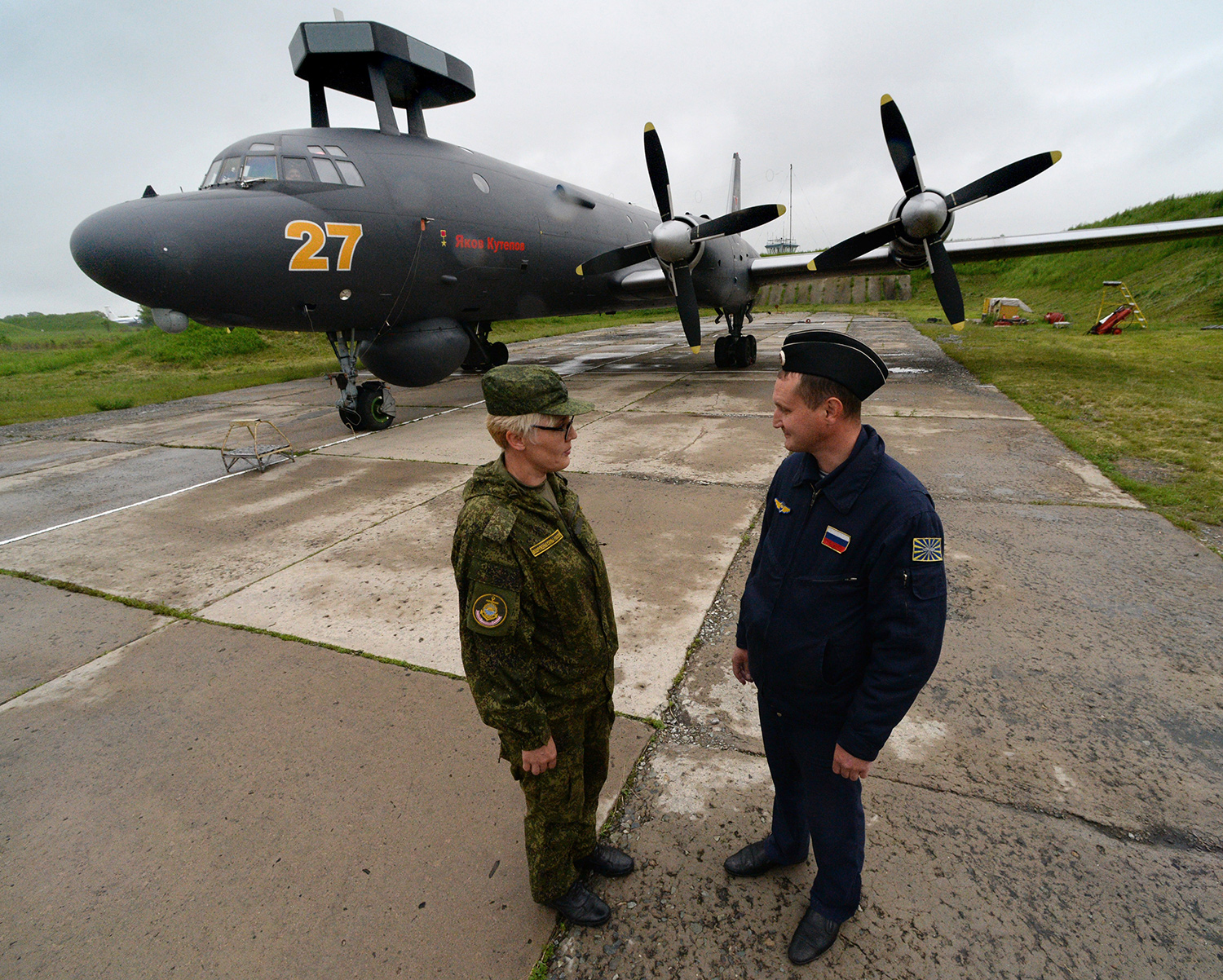 Галина Кошурникова около противолодочного самолета Ил-38Н на авиационной базе в Приморском крае