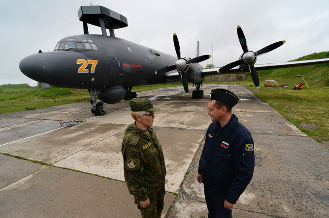 Галина Кошурникова около противолодочного самолета Ил-38Н на авиационной базе в Приморском крае