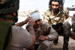 Генерал Исама Захреддин оказывает первую помощь раненому бойцу Республиканской гвардии Сирии на передовых позициях на окраине Дейр-эз-Зора, апрель 2017 года