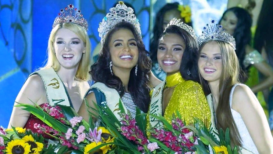 Слева направо: «Мисс Огонь» Алиса Маненок (Белоруссия), «Мисс Земля» победительница Неллис Пиментел (Пуэрто-Рико), «Мисс Воздух» Эмани Дэвис (США) и «Мисс Вода» Клара Ваврушкова (Чехия)