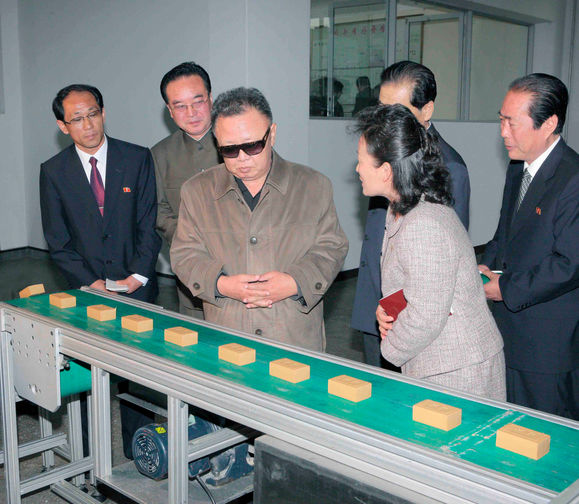 Ким Чен Ир на фабрике по производству мыла, 2011 год