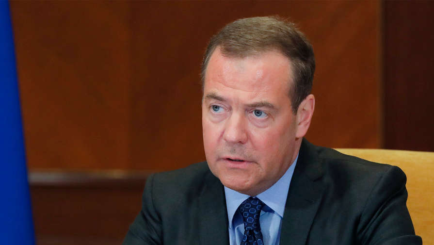 Медведев описал ситуацию с вероятным запретом платить по долгам в долларах пословицей