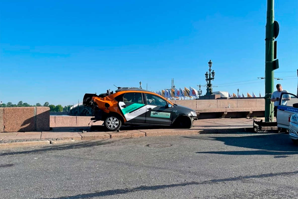 Пьяный курсант на каршеринге в Петербурге столкнул девушку в Неву -  Газета.Ru | Новости