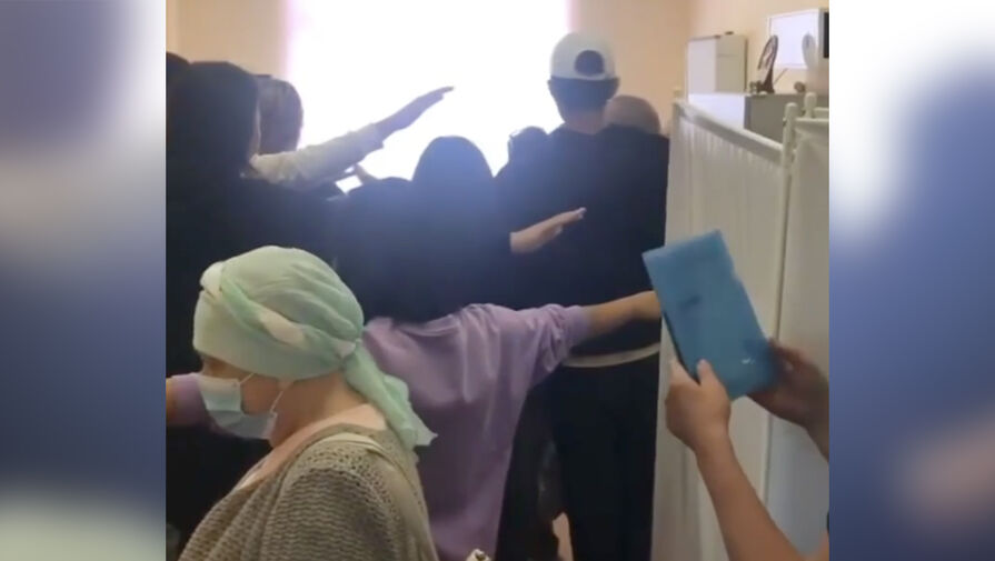 В Якутске врач осматривала в кабинете сразу нескольких пациентов