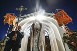 Священнослужители во время крестного хода у храма Святого Георгия Победоносца в Херсонской области, 20 апреля 2025 года