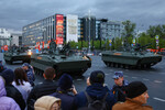 Военная техника едет по Тверской улице во время репетиции парада в Москве в честь 80-й годовщины Победы в Великой Отечественной войне, 29 апреля 2025 года