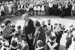 Село Юца. Ставропольский край (1979 год). Председатель колхоза «Пролетарская воля» поздравляет школьников