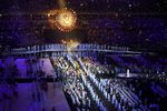 Артисты и спортсмены, выступавшие на Паралимпиаде-2016, принимают участие в церемонии закрытия Игр в Рио-де-Жанейро
