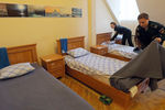 Девушки-курсанты факультета заправляют кровати в общежитии Военно-морского политехнического института в Петродворце