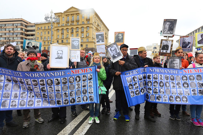 Участники во время акции «Бессмертный полк» в Москве