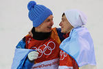 Александр Абраменко (Украина), занявший первое место и Илья Буров (Россия), занявший третье место в финале лыжной акробатики на соревнованиях по фристайлу среди мужчин на XXIII зимних Олимпийских играх в Пхенчхане, на цветочной церемонии