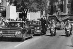 Спустя секунды после выстрела в президента США Джона Кеннеди на Элм-стрит в Далласе, 22 ноября 1963 года