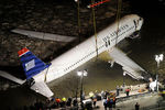Лайнер Airbus A320 авиакомпании US Airways у набережной реки Гудзон в Нью-Йорке после аварийной посадки на воду, 17 января 2009 года
