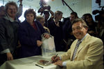 Карелл Готт во время автограф-сессии в чешском павильоне на выставке Expo 2000 в немецком Ганновере, 2000 год