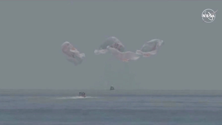 Момент приводнения корабля Crew Dragon в&nbsp;Мексиканском заливе, 2 августа 2020 года