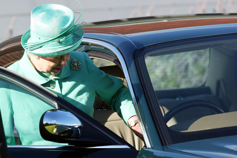Елизавета II садится за руль своего «Ягуара», 2005 год