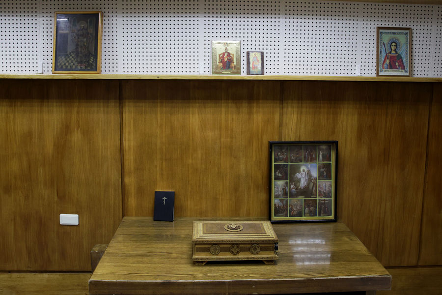 Ковчег с мощами и иконы, хранившиеся в комнате театра МХАТ им. Горького, в Москве, 11 января 2022 года