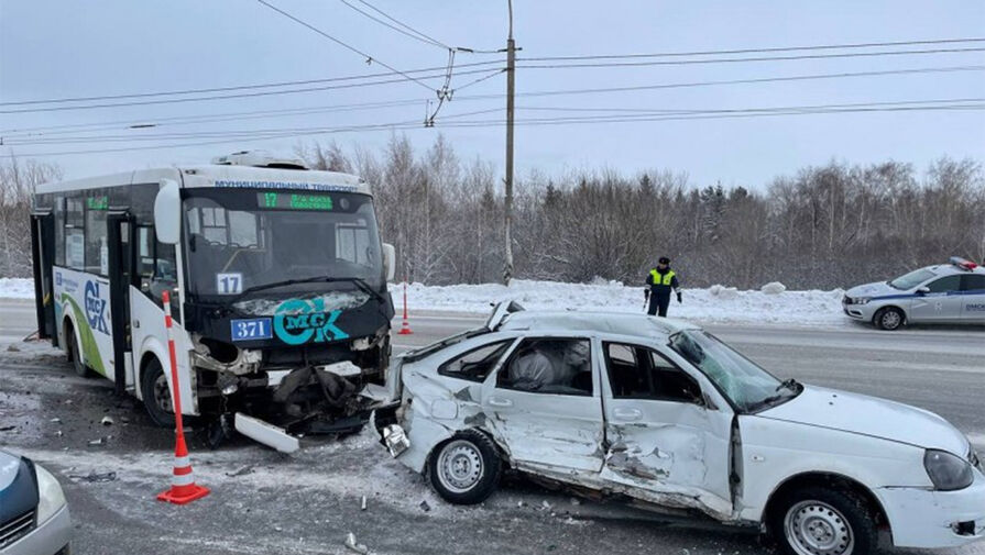 В Омске Lada столкнулась с автобусом до кладбища, четыре человека пострадали