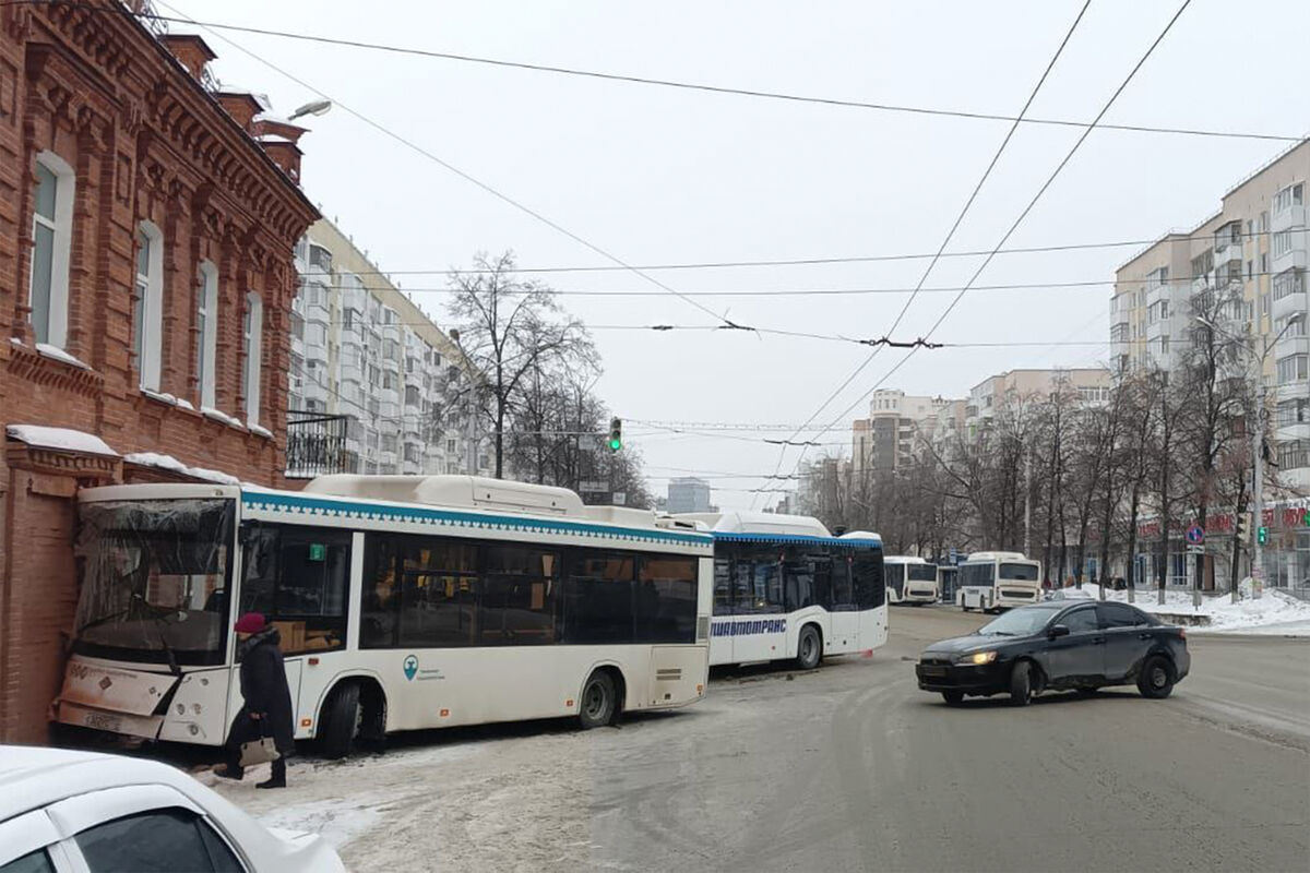 В Уфе столкнулись два автобуса, один из них протаранил дом - Газета.Ru |  Новости