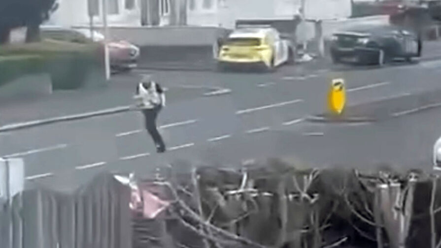 Мужчина бегал по улицам с бензопилой и ранил двух полицейских в Шотландии