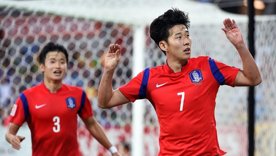Сон Хын Мин (справа) в матче за сборную Южной Кореи