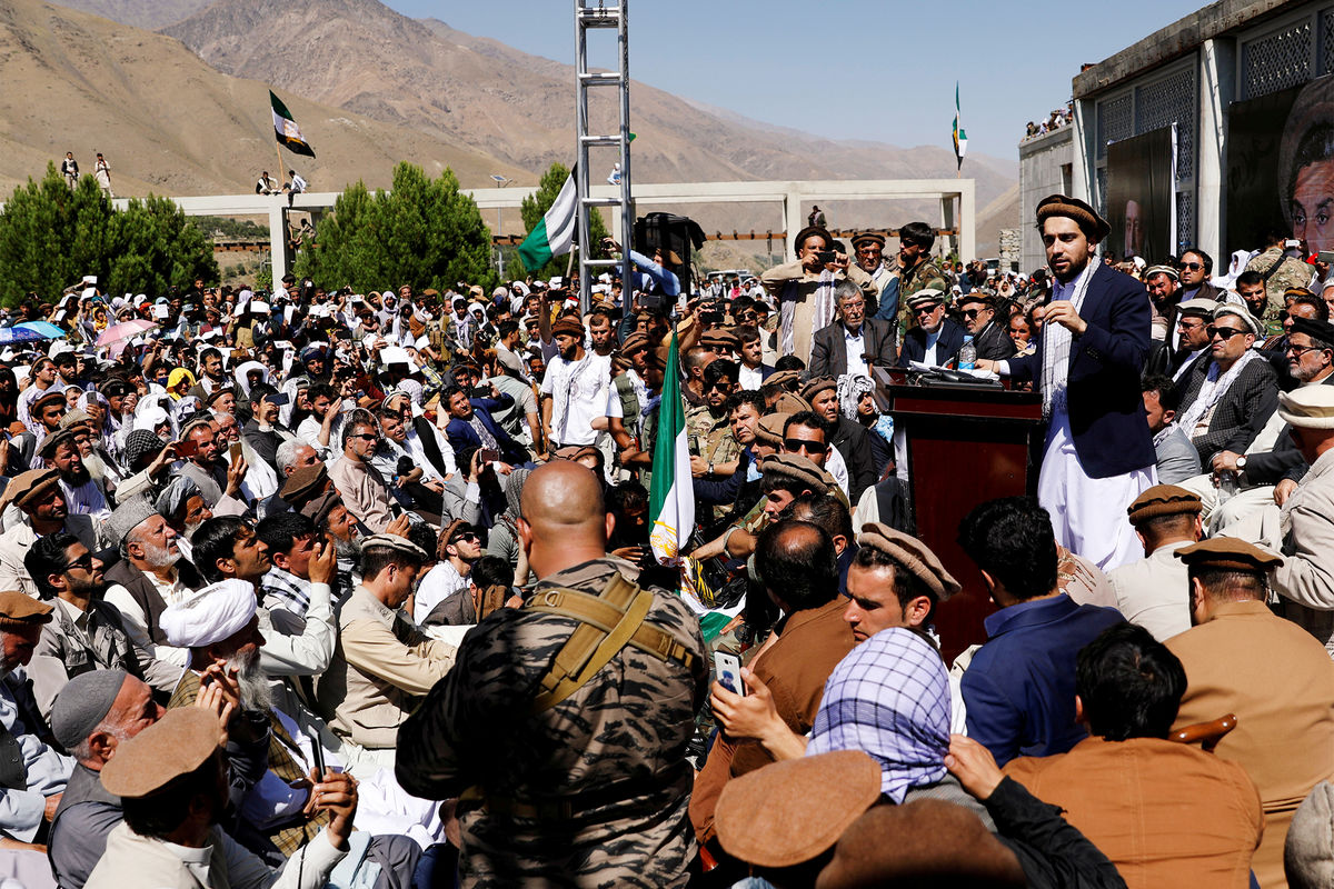 Лидер сопротивления Ахмад Масуд-младший на встрече со своими сторонниками в провинции Панджшер, Афганистан, 2021 год