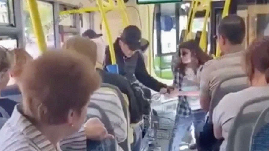 В Москве пассажирка пинками вытолкала из автобуса курьера, не оплатившего проезд