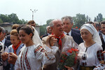 Михаил Горбачев с девушками в румынской национальной одежде во время визита в Бухарест, Румыния, 1987 год