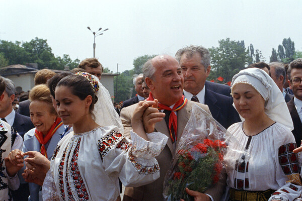 Михаил Горбачев с&nbsp;девушками в&nbsp;румынской национальной одежде во время визита в&nbsp;Бухарест, Румыния, 1987&nbsp;год