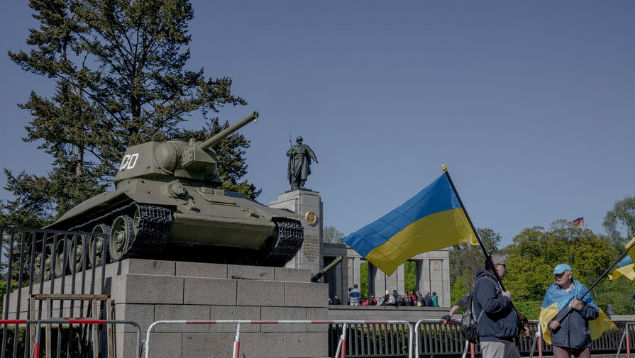BZ: в центре Берлина произошла драка у памятника танку Т-34 из-за спора об Украине