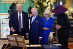 Президент США Дональд Трамп вместе с королем Великобритании Чарльзом, королевой Камиллой и первой леди США Меланией Трамп осматривают Королевскую коллекцию в Виндзорском замке во время государственного визита Трампа в Виндзор, Великобритания, 17 сентября 2025 года.

