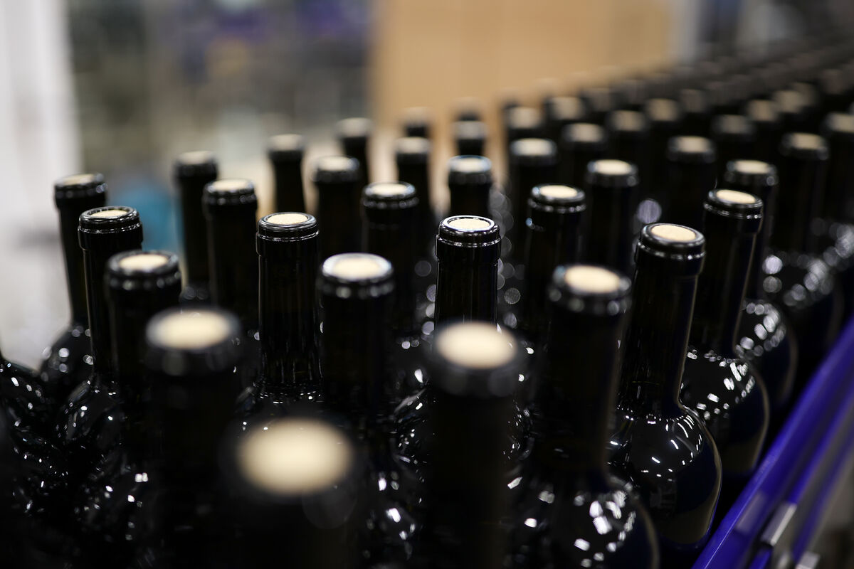 Борьба с «пристрастием»: в России хотят запретить продажу безалкогольных пива и вина детям