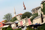 Соревнования Red Bull Cliff Diving по прыжкам в воду с высоты 27 м в Мостаре