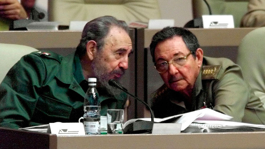 Бывший и нынешний руководители Кубы Фидель и Рауль Кастро 