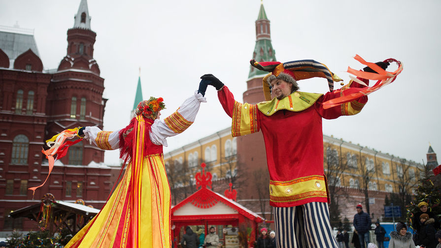 Участники анимационной программы, одетые в праздничные костюмы, во время открытия фестиваля «Московская Масленица» на Манежной площади