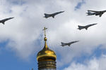 Стратегический ракетоносец Ту-160 и дальние бомбардировщики Ту-22М3 на репетиции воздушной части парада Победы в Москве, 2017 год