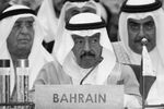 <b>Халифа ибн Салман (24 ноября 1935 – 11 ноября 2020)</b>. Член королевской династии Бахрейна и премьер-министр Бахрейна (1970-2020). Дольше всех в мире находился на посту премьер-министра страны, более 50 лет
